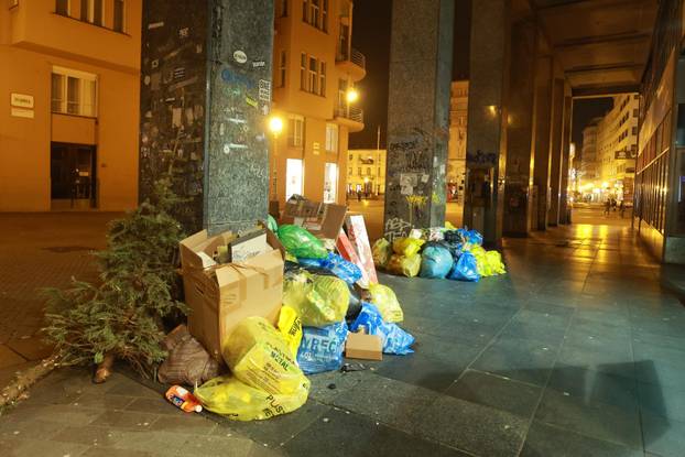 Zagreb: Centar grada prepun je smeća, radnici Čistoće zasad nisu izašli na teren