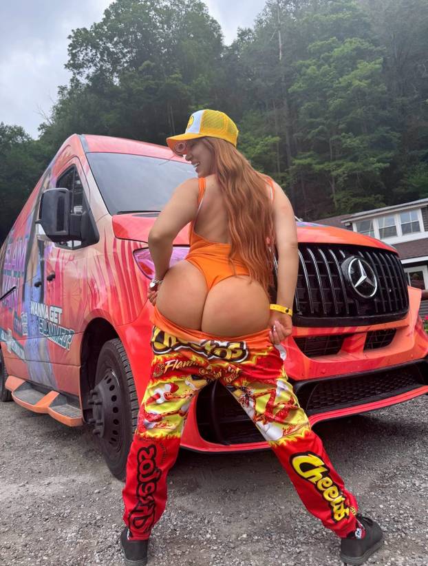 FOTO Ovu vatrenu crvenokosu prati milijun ljudi zbog oblina: 'Stražnjica mi je kao kamion'