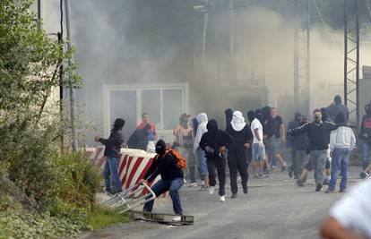 Neredi na Kosovu: Zapalili su granični prijelaz, gorio i KFOR