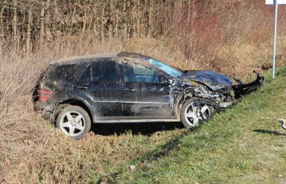 Ozlijeđeno četvero djece: Auto i kombi sudarili se kod Požege