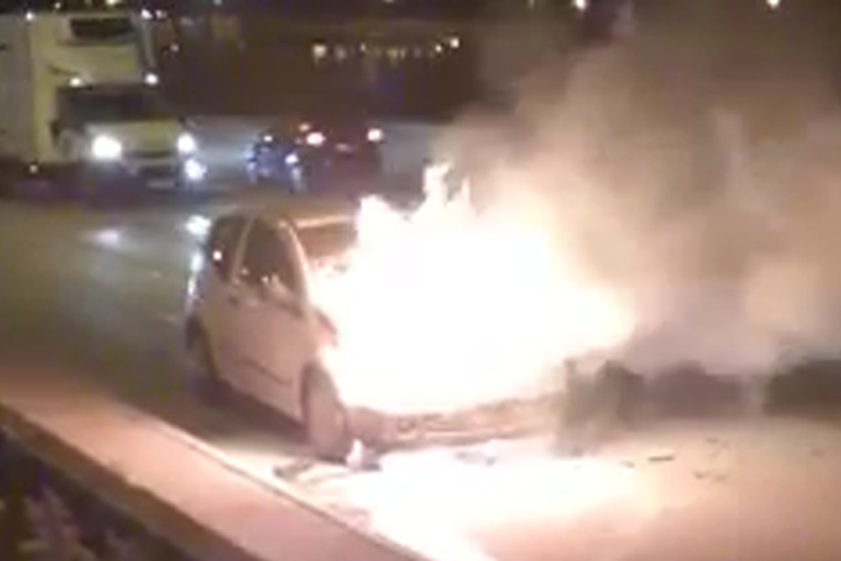 VIDEO Auto izgorio kod Splita: 'Dimilo se, vozač je uspio izaći'