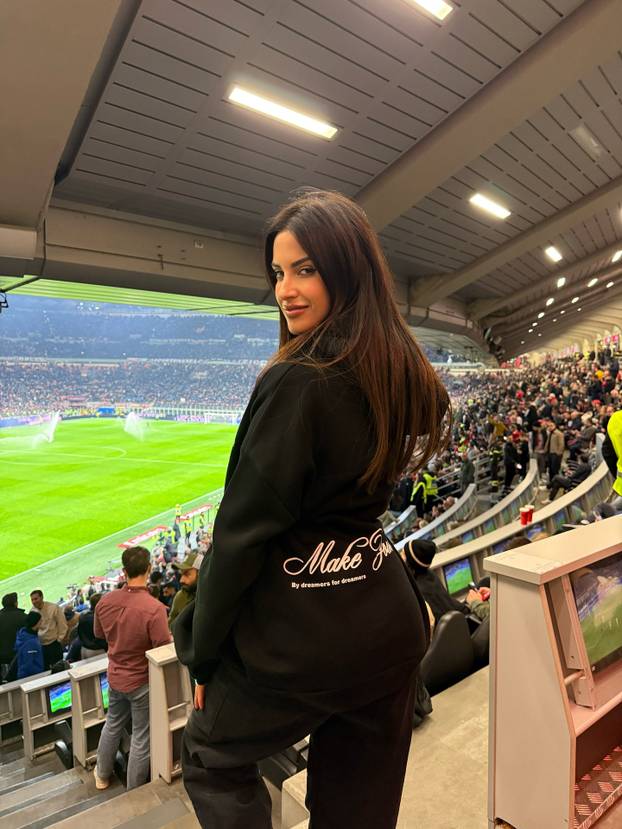 FOTO Modrićev suigrač ljubi 10 godina stariju bujnu voditeljicu