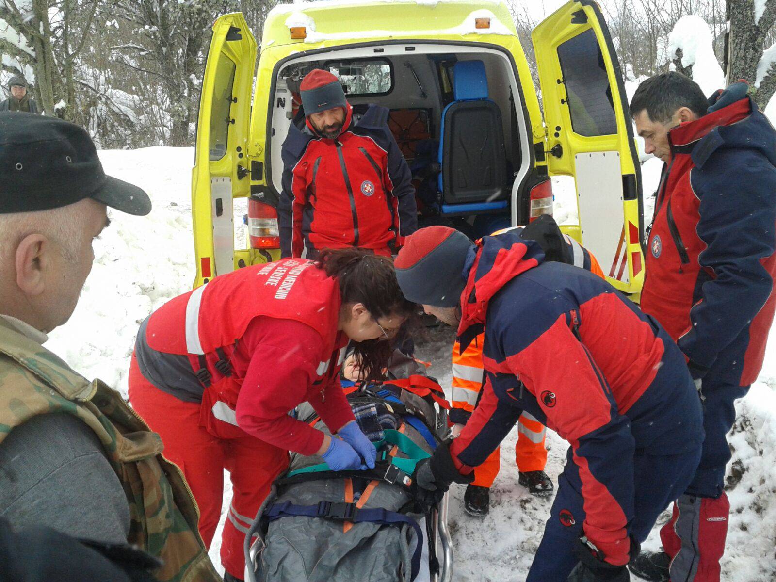 Probijali se kroz snijeg: Spasili ženu koja je pala i slomila kuk