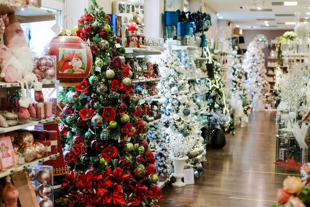 Božićni duh stigao u Zagreb, trgovine već uredile svoje izloge