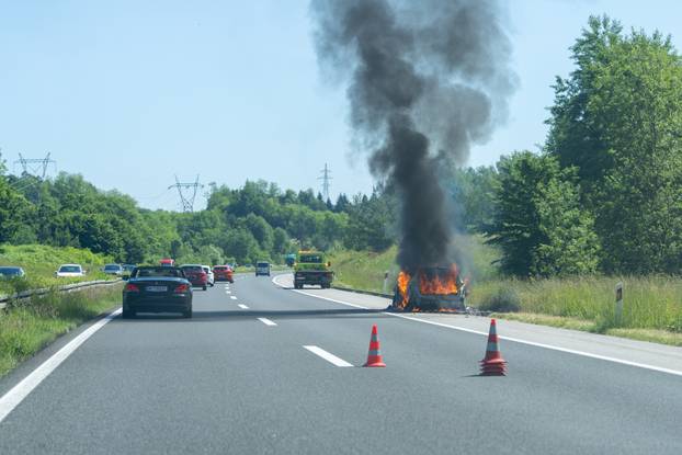 Vukova Gorica: Osobni automobil gori na A1