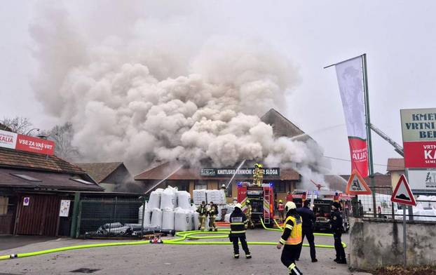 Veliki po&zcaron;ar u sredi&scaron;tu Beltinca, stara zgrada mlina u plamenu