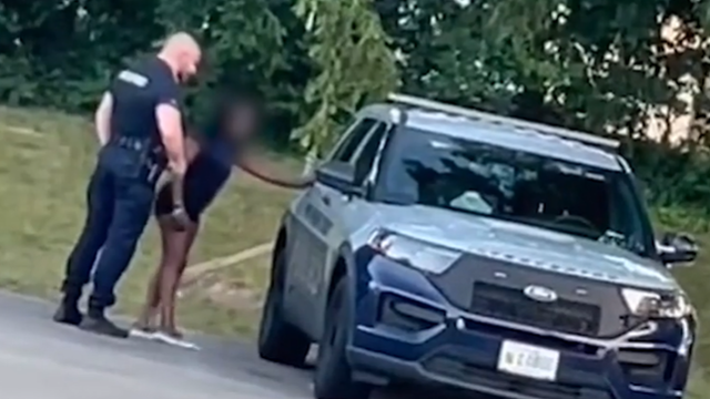 VIDEO Policajca snimili kako sa ženom ulazi na zadnje sjedalo patrolnog auta. Suspendiran je