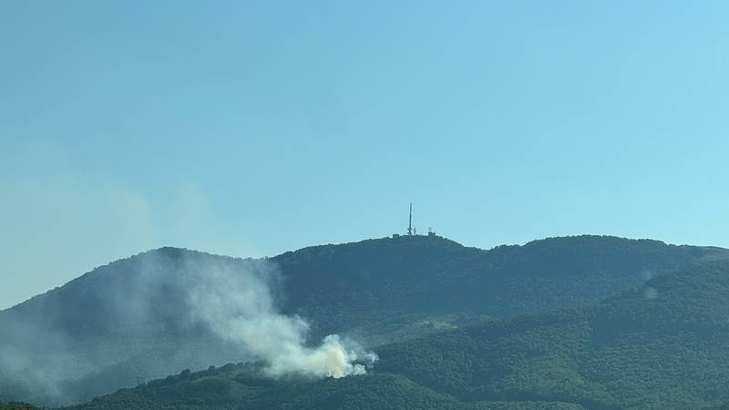Planulo je brdo kraj Gračaca: 'Vatrogasci se probijaju, želimo ga ugasiti čim prije...'
