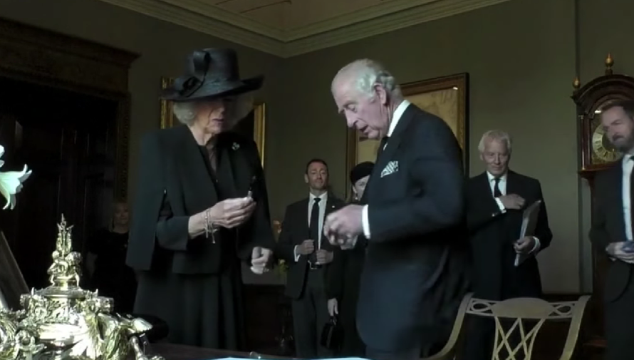 Nakon problema s kemijskama, kralj Charles dobio je jednu na poklon: 'Za svaki slučaj...'