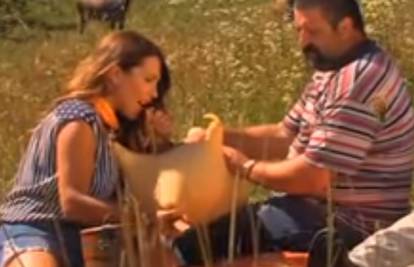 Marijana Batinić svirala diple i potpuno 'izbezumila' djedicu