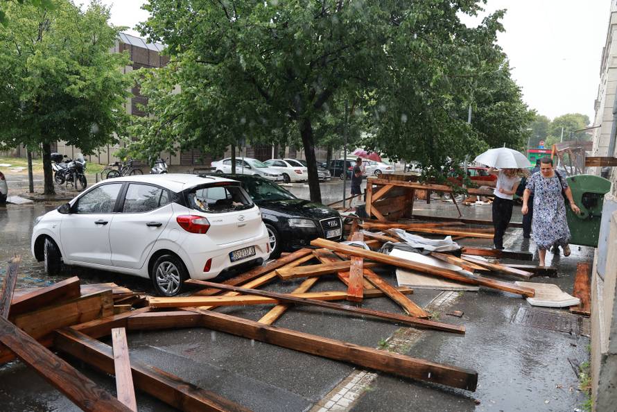 Osijek: Jak vjetar srušio drvenu skelu