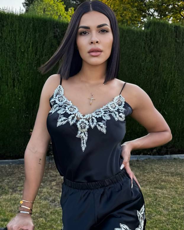 FOTO Zaljubljena je u sebe: 'Dečko mi ne treba, dovoljno mi je pogledati se u ogledalo'