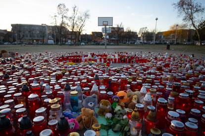 Tuga u Prečkom. Ljudi ostavljaju poruke i igračke: 'Zauvijek si u srcima svojih malih gusjenica'