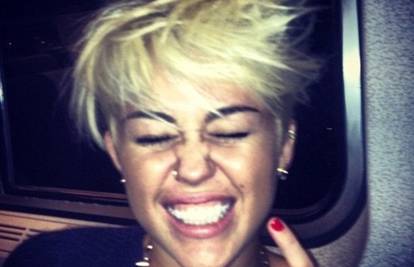Miley Cyrus uhvatili kako puši marihuanu na balkonu hotela?