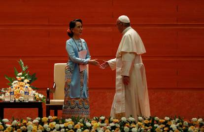 Papa se susreo s Suu Kyi  i nije izrijekom spomenuo Rohindže