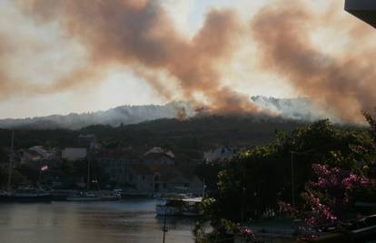 Požar na Hvaru buknuo zbog nepažnje: Izgorilo 30 ha šume 