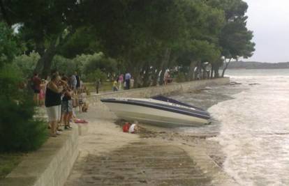 Mještani spasili nasukani gliser na fažanskoj plaži