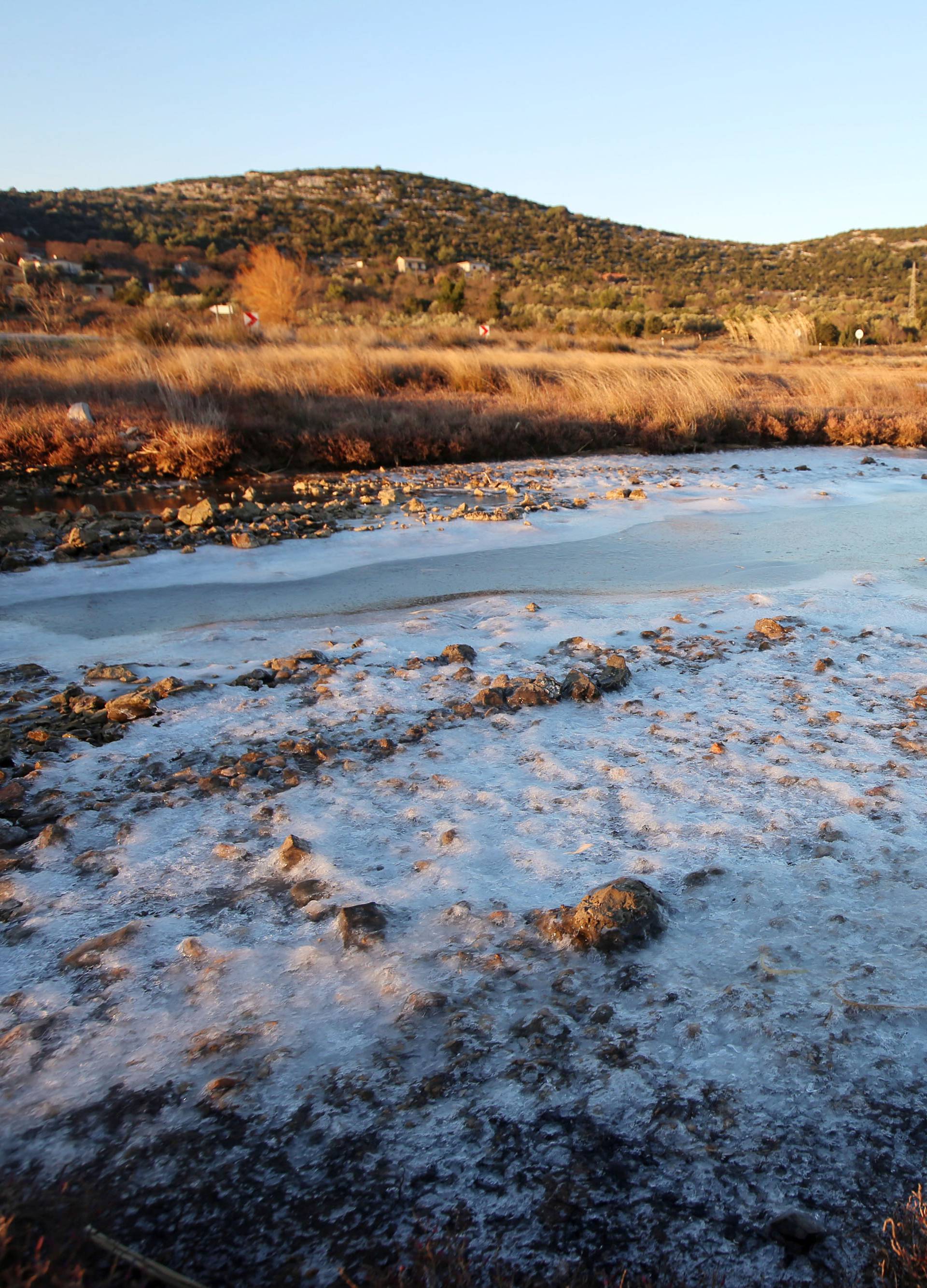 Bura i hladnoća zaledile more kod Tisnog, ali i Vransko jezero