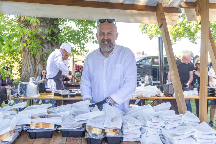 Osijek. Podjela graha na lijevoj obali Drave na Praznik rada