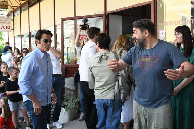 Bjelovar: Glumci u sklopu BOk festivala sami su bili eksponati u izlogu namještaja San