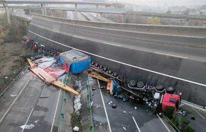 Četvero mrtvih u Kini: Srušio se nadvožnjak, tri kamiona pala na cestu ispod i zgnječili auto