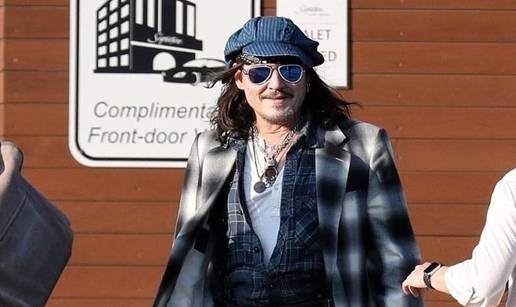 Depp prvi put u javnosti nakon što su ga pronašli bez svijesti: Na licu osmijeh, a hodao uz štap