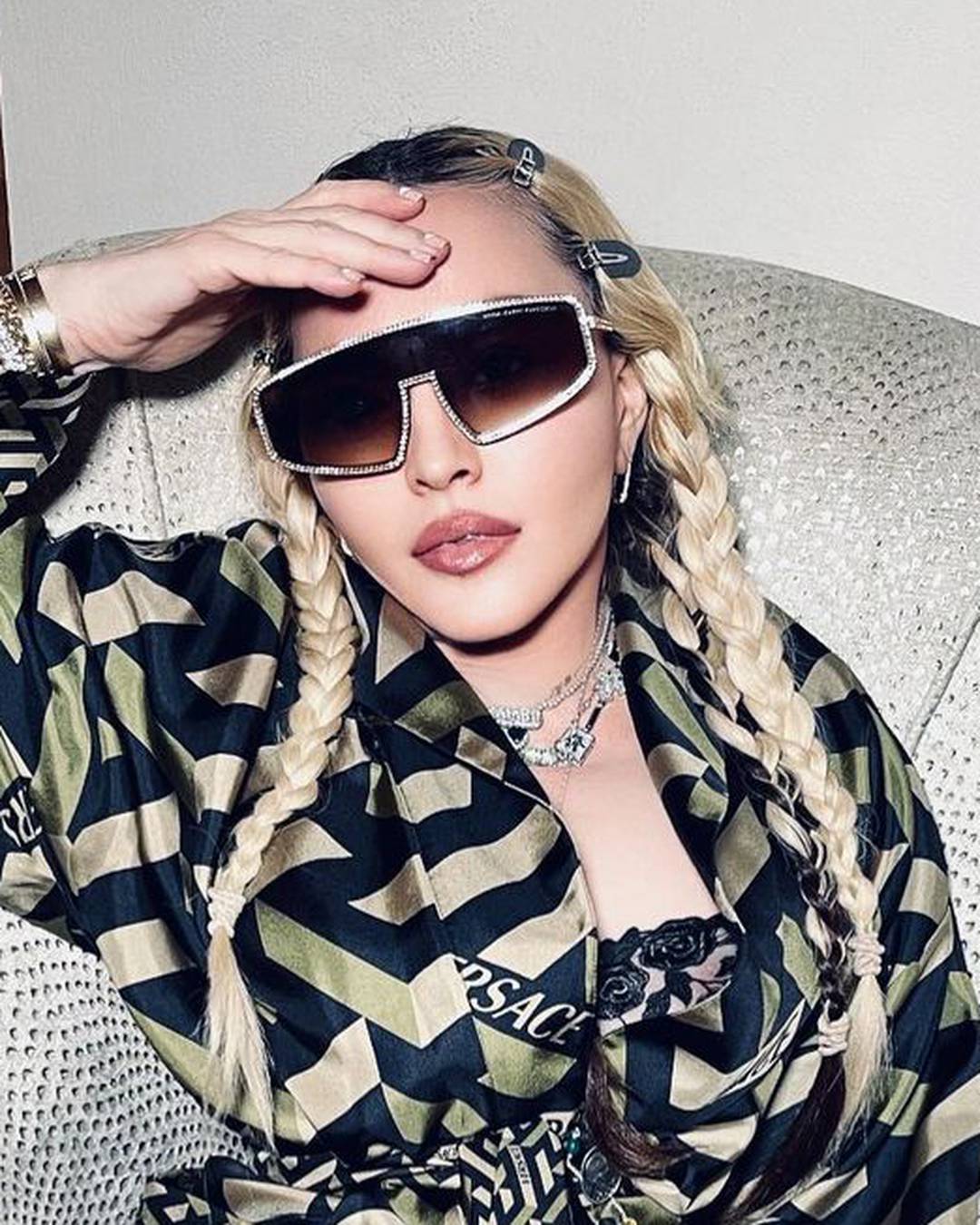 Madonna pozirala u čipkastom grudnjaku i fanove zabrinula modricama: 'Život me prebio!'