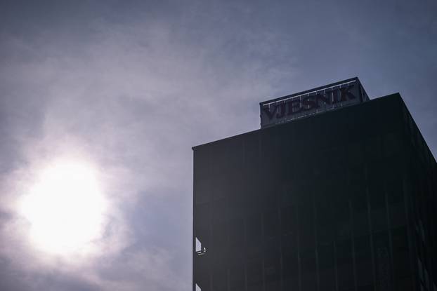 Zagreb: Postavljena dizalica na zgradu Vjesnika na kojoj traju pripreme za rušenje