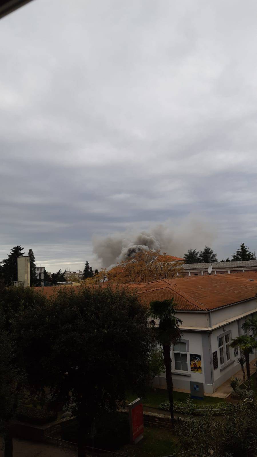 Gusti dim nad Zadrom: Izbio požar u zgradi bivšeg casina