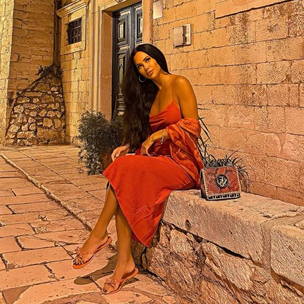 FOTO Zanosna crnka osvojila je splitsku publiku. Svi su gledali u njezinu žutu haljinu i trbušnjake