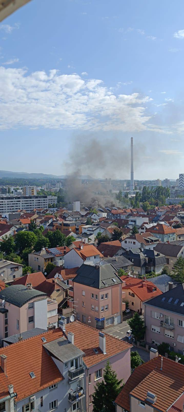 VIDEO Gusti dim u Zagrebu, gori tiskara na Trešnjevci: 'Vidio sam samo dim i vatrogasce'