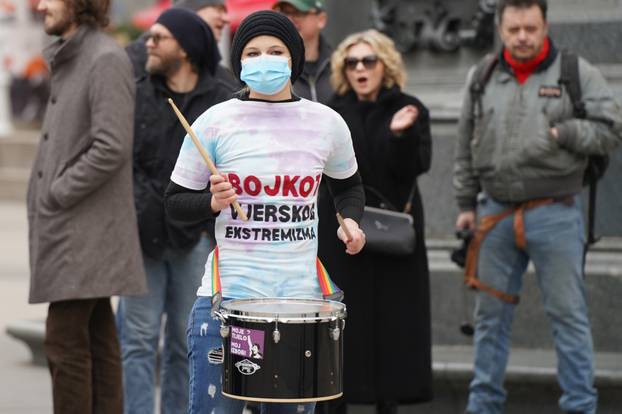 Zagreb: Prosvjednici protiv molitelja na glavnom trgu 