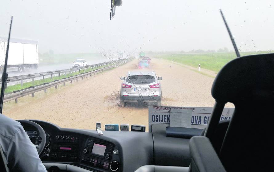 'To je bio biblijski potop! Ništa se nije vidjelo od kiše i leda...'