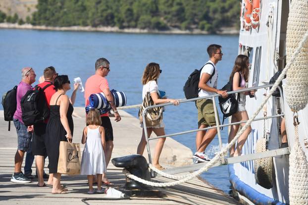 Šibenik: Spas od vru?ina mnogi su odlu?ili potražiti na otocima 