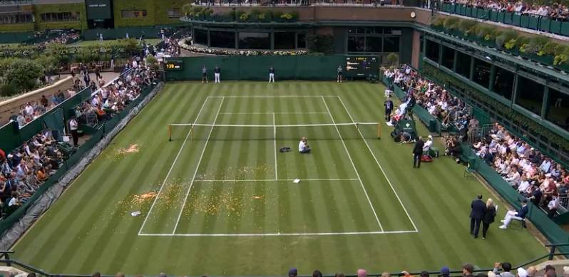 VIDEO Kaos u Wimbledonu! Ušli na teren i počeli bacati konfete