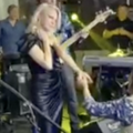 VIDEO Gibonni kleknuo pred srpsku pjevačicu u Novom Sadu