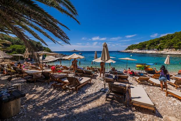 Otočić Pokonji Dol obiđe se u samo 600 koraka, a na njemu ponosno stoji svjetionik iz 1872.