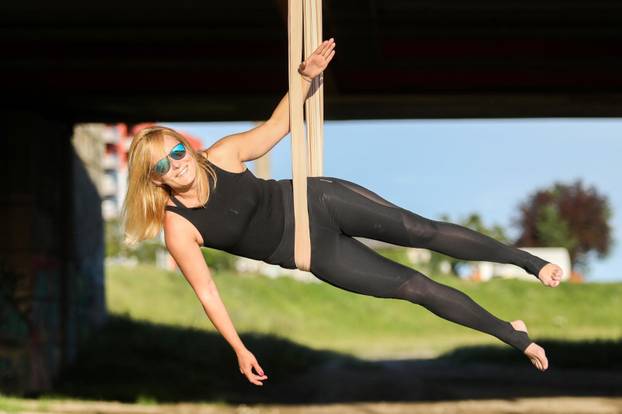 Čarobni ples na svili: Predivne siluete ispod mosta Mladosti