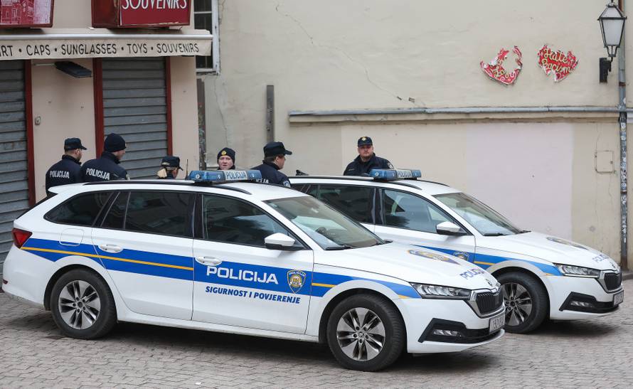 Policija na Trgu bana Josipa Jekačića uoči organiziranog dočeka brončanih rukometaša