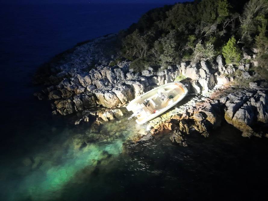 DRAMA KOD IŽA Nasukala se brodica, ozlijeđen Slovenac