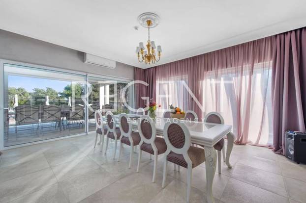 FOTO Luksuzna vila u Vodicama ima grijani bazen, saunu, biljar, jacuzzi... I cijena je 'raskošna'