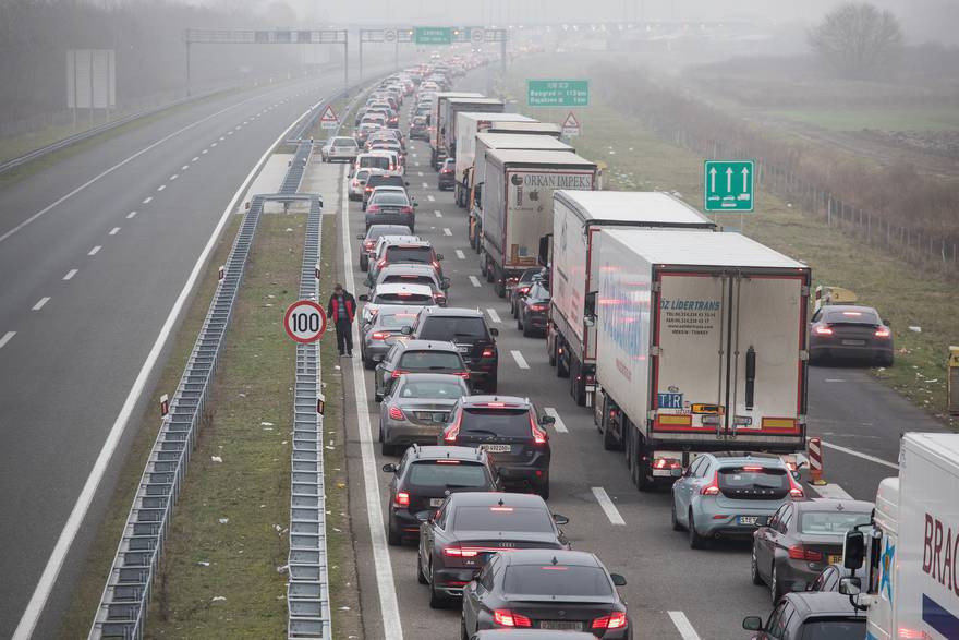 Satima se čeka na graničnom prijelazu Bajakovo na izlazu iz zemlje prema Srbiji