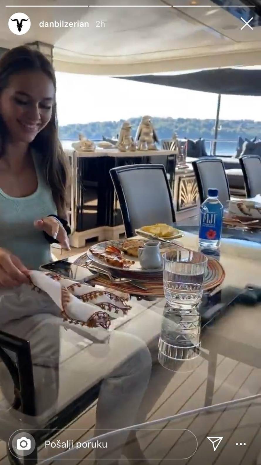 Brod pohote: Milijunaš snima svoje gole cure i časti ih jelom