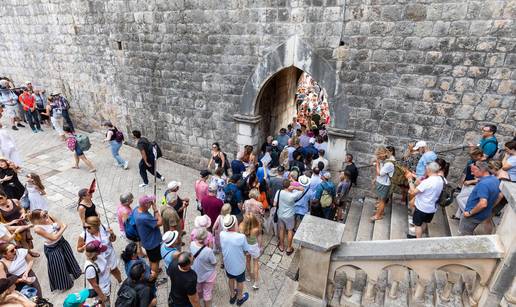 FOTO Dubrovnik ne pu&scaron;ta ljeto: 'Pr&zcaron;e' se na 31 stupanj, a stara gradska  jezgra prepuna turista