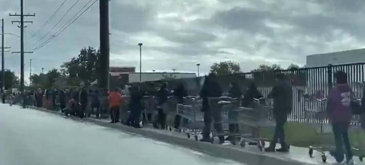Nestvarne snimke iz Amerike: Satima čekaju ispred trgovina