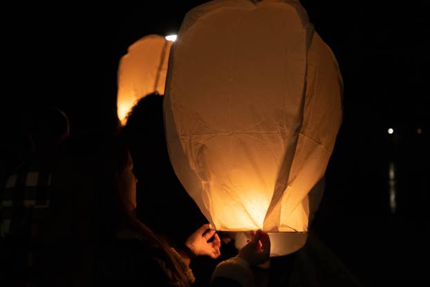 Trilj: Mažoretkinje upalile 14 lampiona povodom 14. rođendana njihove prijateljice koja se prošle godine utopila u Cetini