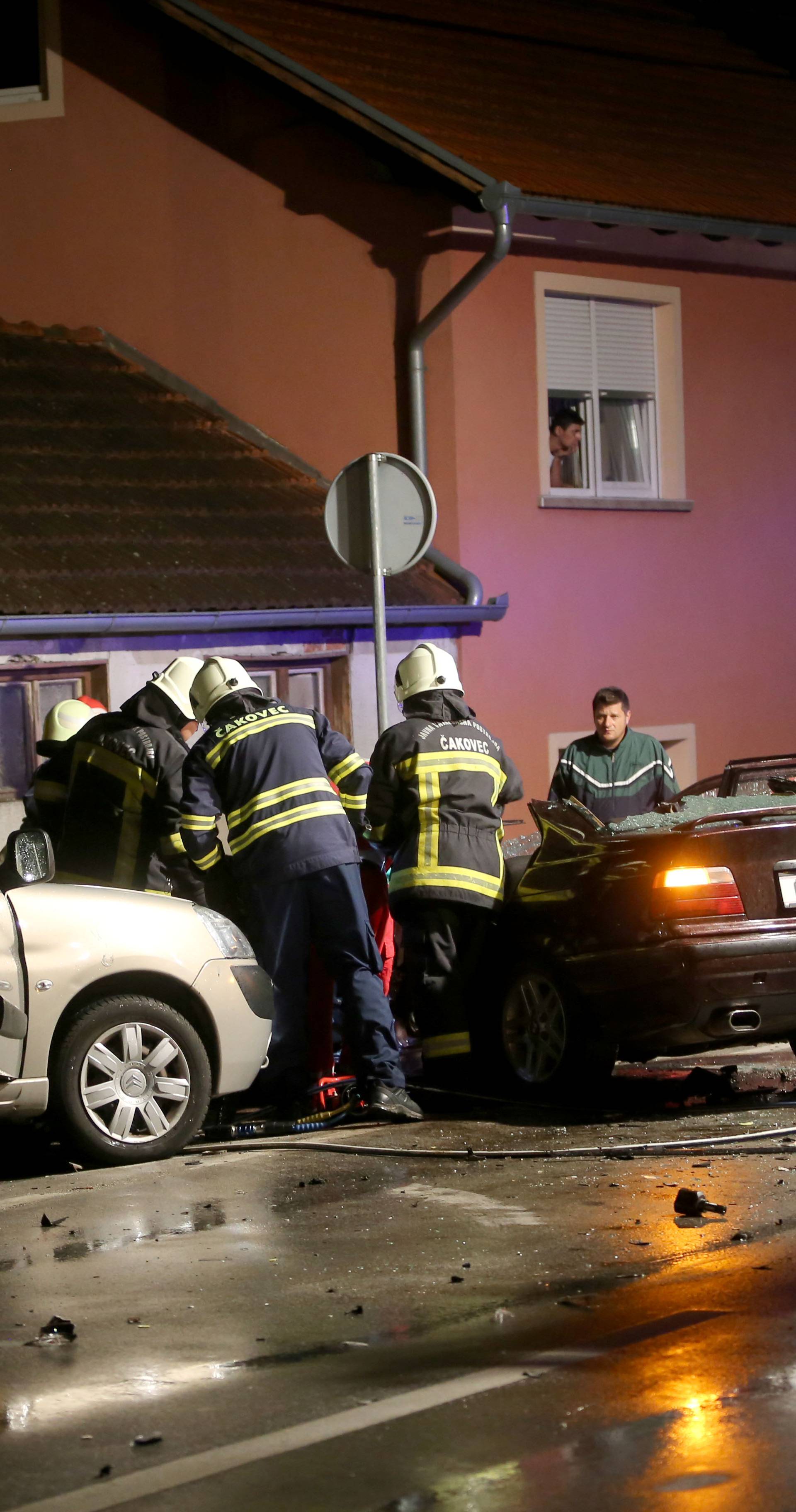 Teška nesreća: Vatrogasci su vadili ljude iz smrskanog auta