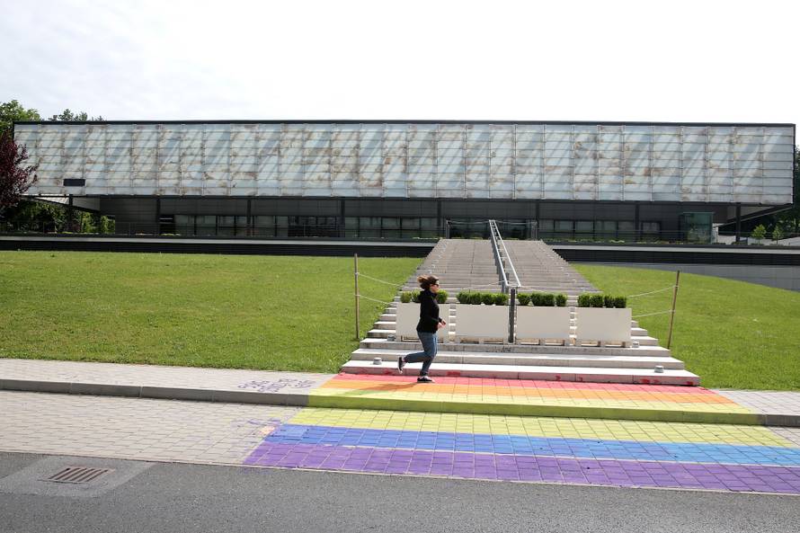 Zagreb: Ugibalište i plo?nik ispred zgrade HBK obojani bojama zastave LGBT zajednice