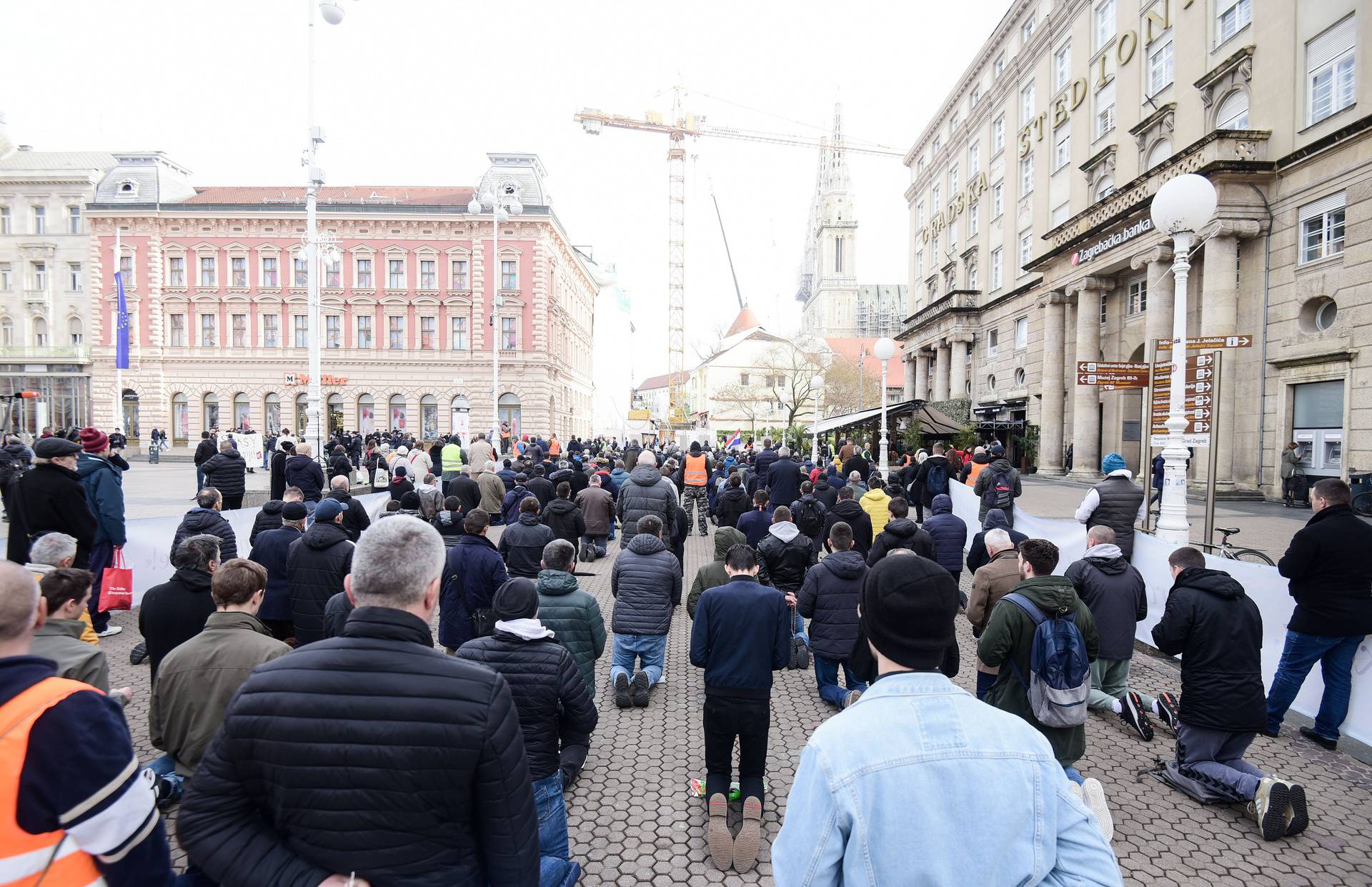 Zagreb: Muškarci okupljeni na molitvi krunice na glavnom gradskom Trgu