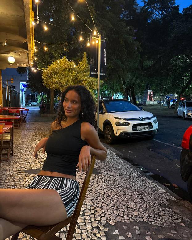 Šuškalo se da joj dečko spava sa zvijezdom platforme za odrasle. Objavom ušutkala sve tračeve